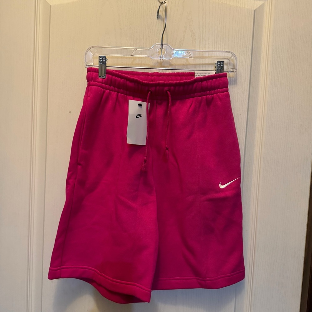 NEW NIKE Sportswear Essential Short